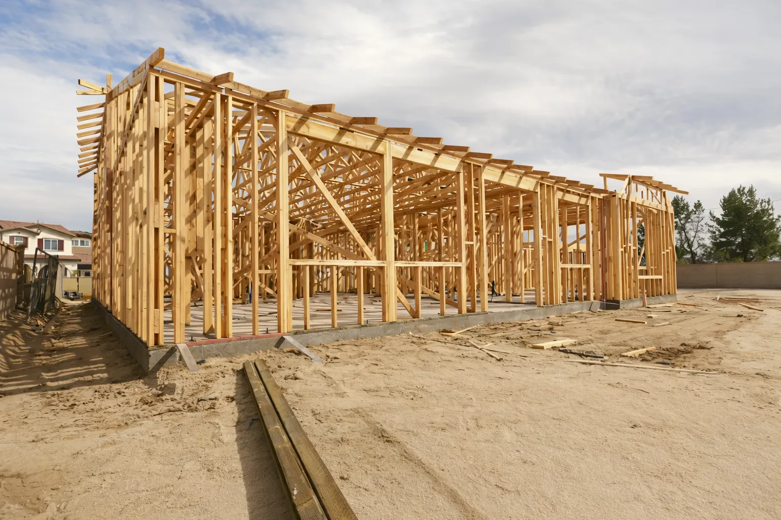 Estructura de madera Wood Frame en etapa de montaje