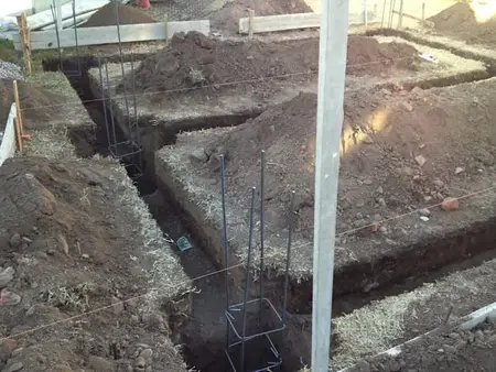 Construcción de fundaciones de hormigón armado para edificios