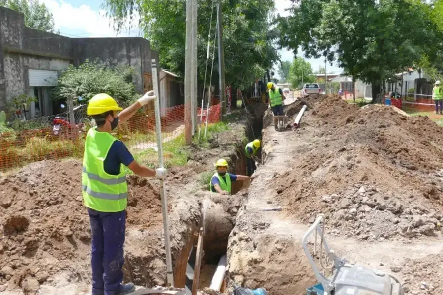 Tendido de cañerías subterráneas en proyecto de infraestructura