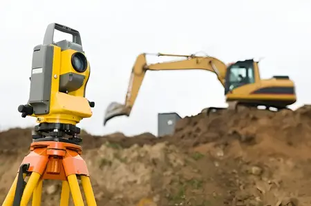 Excavación de terreno para obra civil con maquinaria pesada