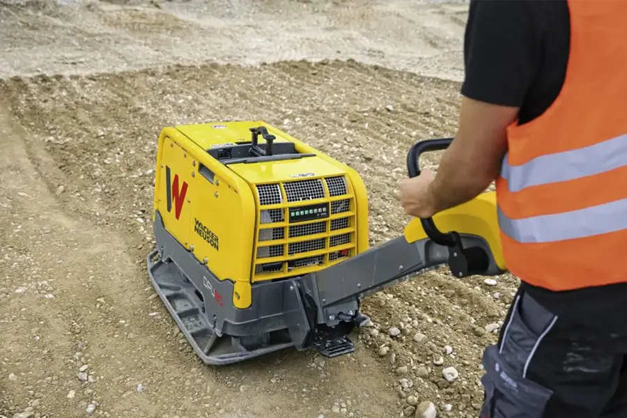 Compactación y nivelación de suelo en obra civil